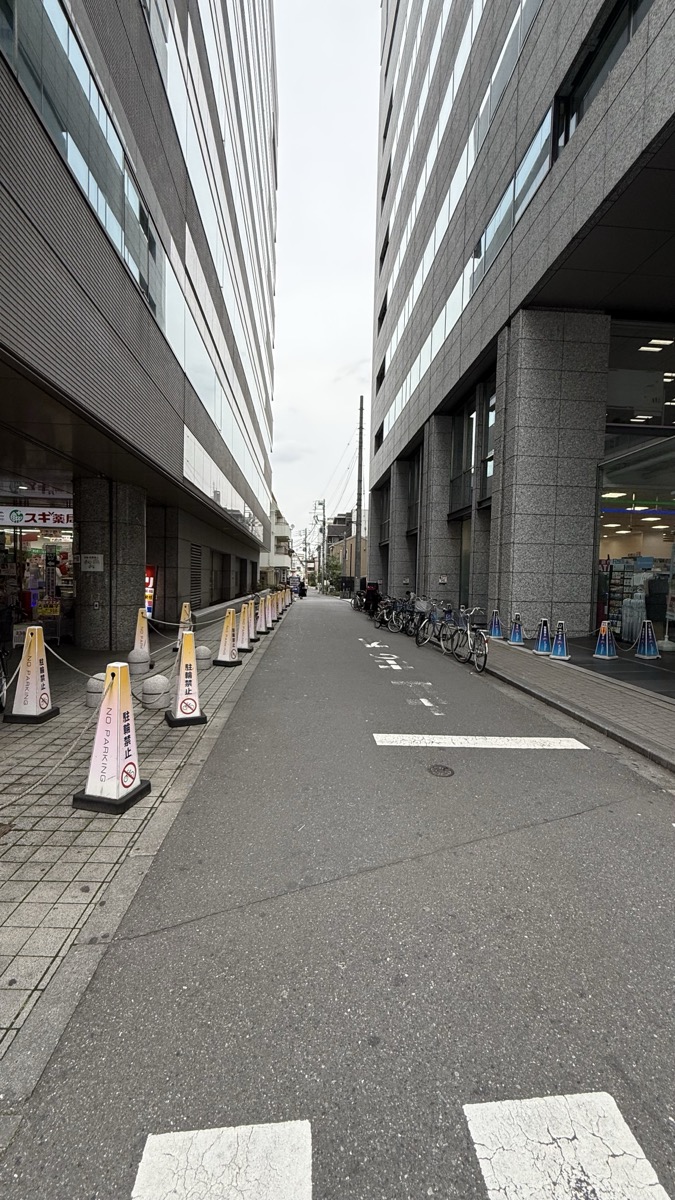 杉薬局とファミマの間の道